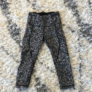 Lululemon Black & White Mini Cinder Lace Print Outrun Crop Leggings Size 2